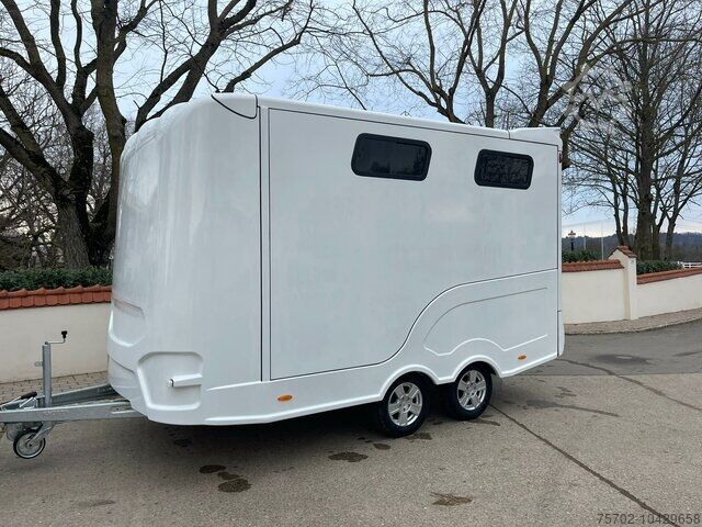 Livestock trailer  Steinsberger 3-Pferde mit Bett Modell derfaller