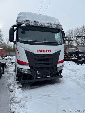 Swap body truck IVECO IVECO S-Way AS 260 damaged Intarder
