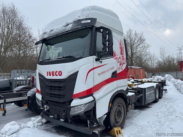 Swap body truck IVECO IVECO S-Way AS 260 damaged Intarder