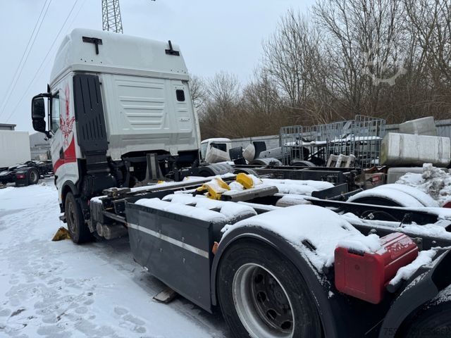 Swap body truck IVECO IVECO S-Way AS 260 damaged Intarder