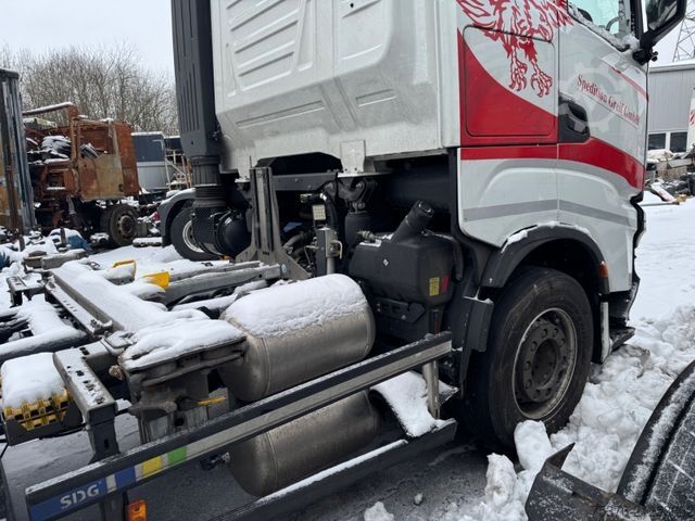 Swap body truck IVECO IVECO S-Way AS 260 damaged Intarder