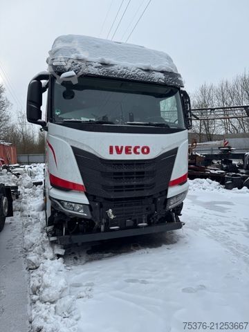 Swap body truck IVECO IVECO S-Way AS 260 damaged Intarder