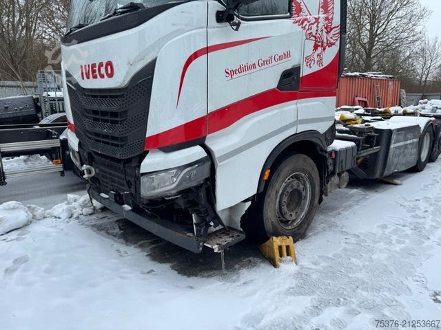 Swap body truck IVECO IVECO S-Way AS 260 damaged Intarder