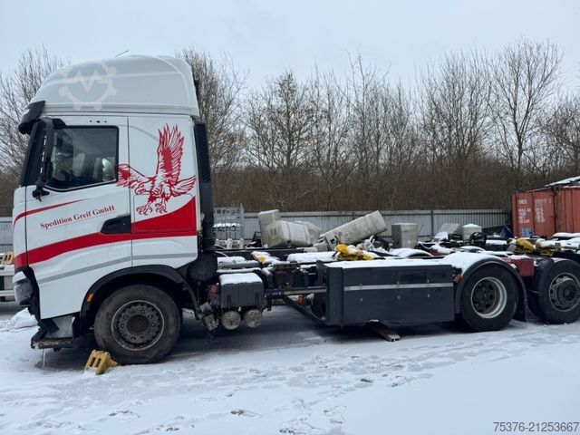 Swap body truck IVECO IVECO S-Way AS 260 damaged Intarder