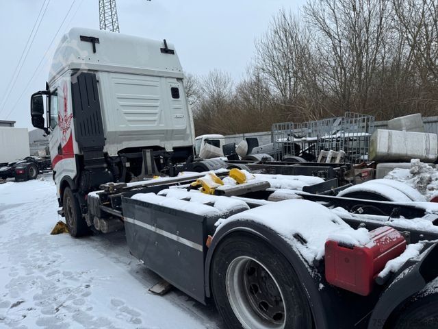 Swap body truck IVECO IVECO S-Way AS 260 damaged Intarder