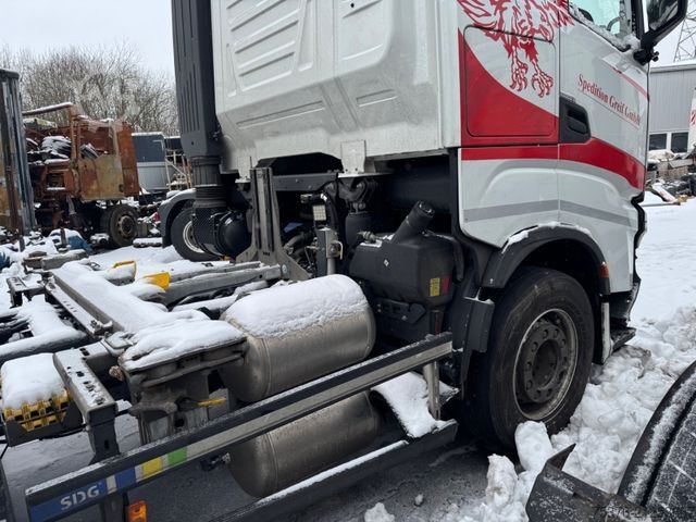 Swap body truck IVECO IVECO S-Way AS 260 damaged Intarder