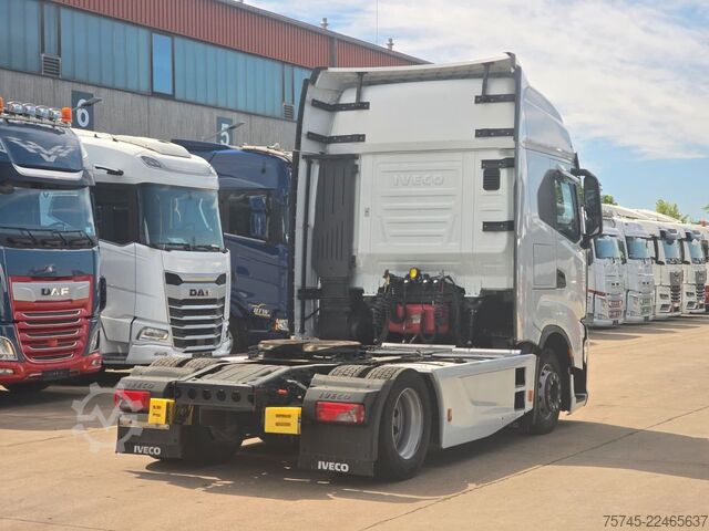 Standard tractor unit IVECO S-WAY 530 * RETARDER * 2 X TANK * ACC * WENIG KM
