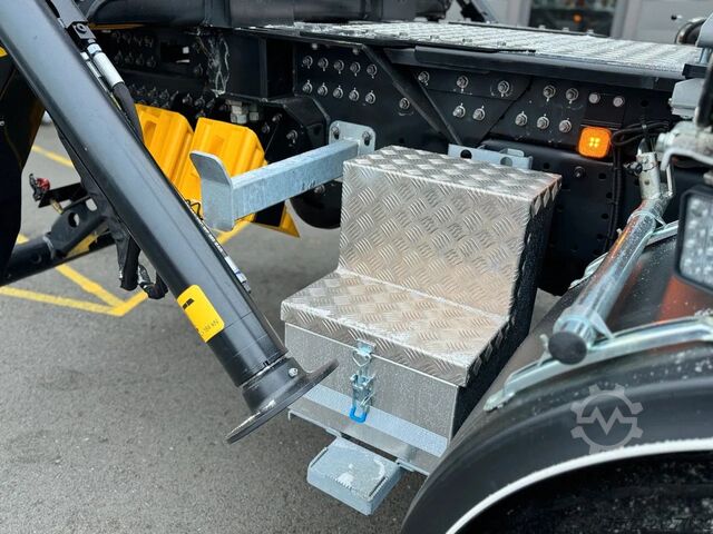 Timber transporter MAN TGS 26.520 6x4-4 BL Schemel Epsilon Kran