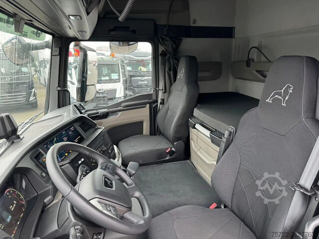 Timber transporter MAN TGS 26.520 6x4-4 BL Schemel Epsilon Kran