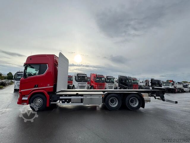 Holztransporter Scania R590 6x4 Kurzholz Kran und Schemel nach Wahl
