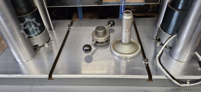 Zug und Druckkräfteprüfstand Zwick Roell Universalprüfmaschine