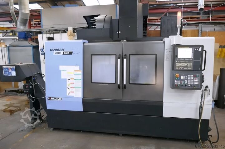 Vertikales Bearbeitungszentrum, mit 4. Achse Doosan DNM 6700