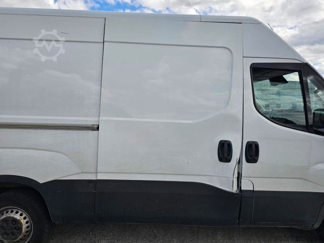 High top van IVECO 35S16 A8 V L, mittellang & hoch, kleiner Schaden