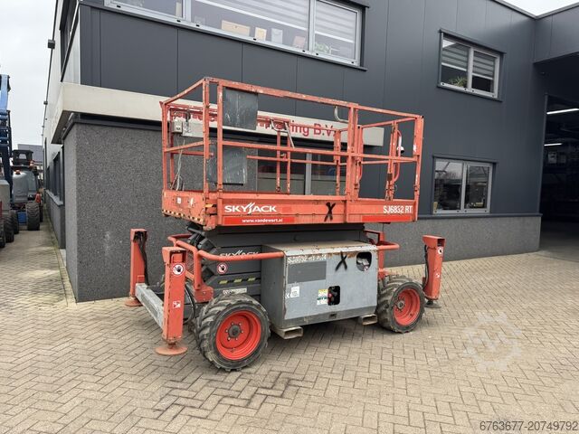 Skyjack SJ 6832RT Scherenarbeitsbühne / Schere / Arbeitsbühne 2015 4x4 Kubota Diesel 12m Arbeitshöhe SKYJACK SJ 6832RT Schaarhoogwerker / Scissor / Arbeitsbuhne 2015 4X4 Kubota Diesel 12M Werkhoogte