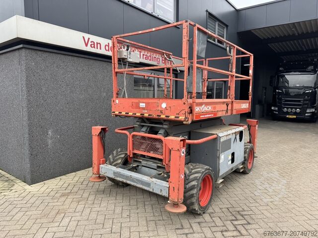 Skyjack SJ 6832RT Scherenarbeitsbühne / Schere / Arbeitsbühne 2015 4x4 Kubota Diesel 12m Arbeitshöhe SKYJACK SJ 6832RT Schaarhoogwerker / Scissor / Arbeitsbuhne 2015 4X4 Kubota Diesel 12M Werkhoogte