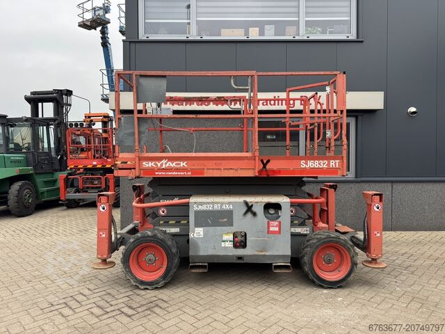 Skyjack SJ 6832RT Scherenarbeitsbühne / Arbeitsbühne 2015, 4x4, Kubota Diesel, 12 m Arbeitshöhe SKYJACK SJ 6832RT Schaarhoogwerker / Scissor / Arbeitsbuhne 2015 4X4 Kubota Diesel 12M Werkhoogte