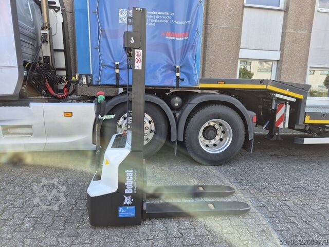 High Lift stacker Bobcat LSM12N