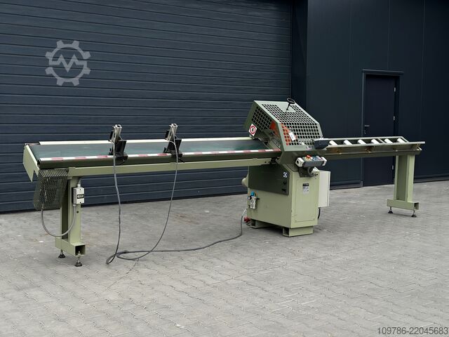 OMGA T720 crosscut saw with conveyor belt OMGA T720
