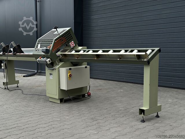 OMGA T720 crosscut saw with conveyor belt OMGA T720