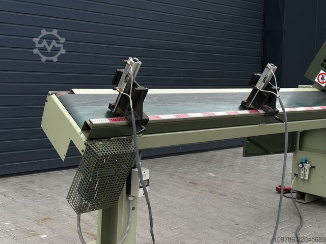 OMGA T720 crosscut saw with conveyor belt OMGA T720