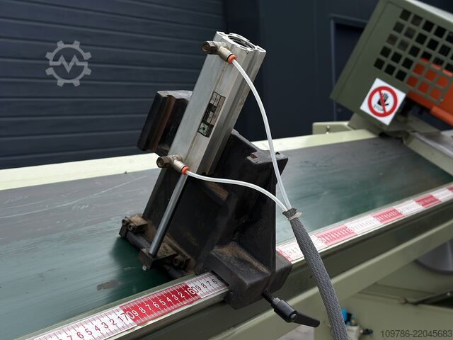 OMGA T720 crosscut saw with conveyor belt OMGA T720