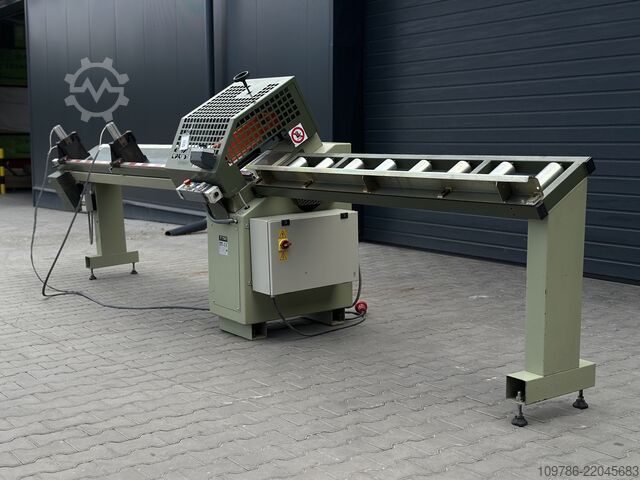 OMGA T720 crosscut saw with conveyor belt OMGA T720