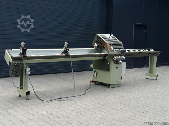 OMGA T720 crosscut saw with conveyor belt OMGA T720