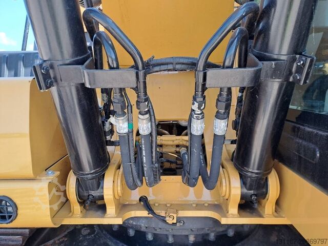 Crawler excavator CAT 320