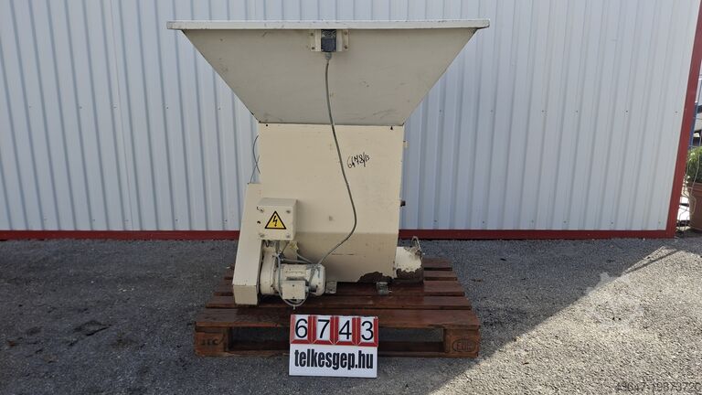 Powder feeder, screw conveyor