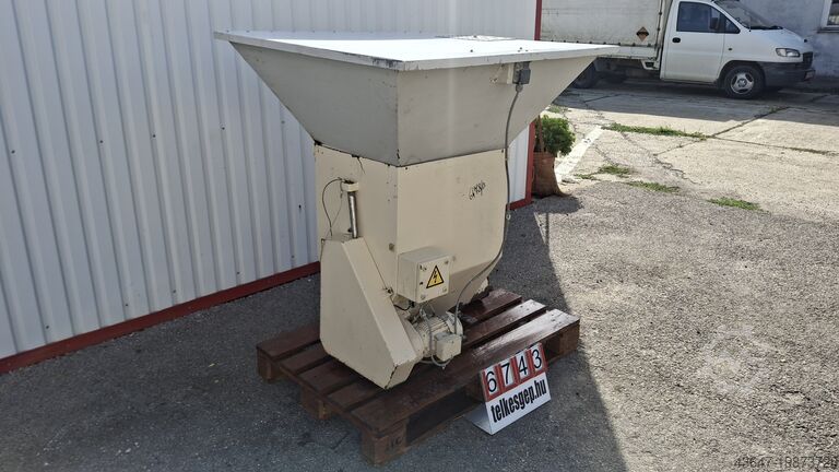 Powder feeder, screw conveyor  