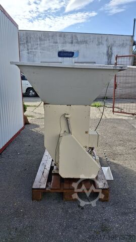 Powder feeder, screw conveyor  