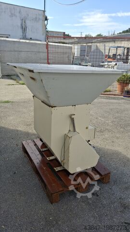 Powder feeder, screw conveyor  