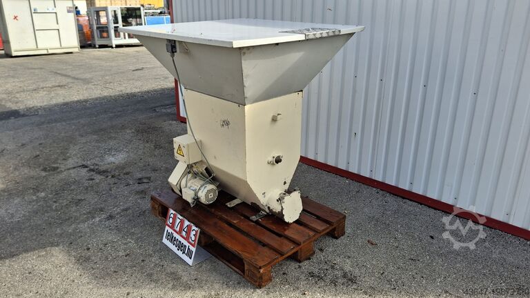 Powder feeder, screw conveyor  