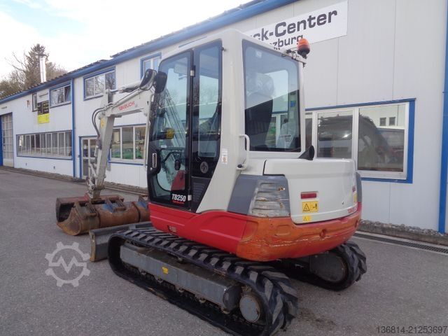 Minibagger TAKEUCHI TB 250 Powertilt + 4 x Löffel TAK-Lock