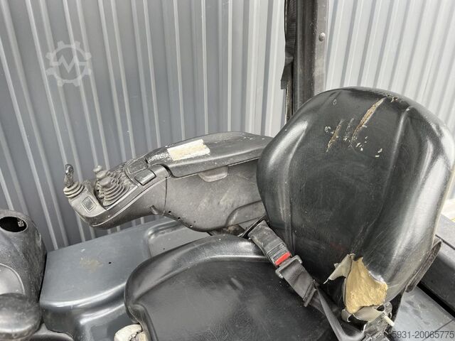 Electric 3-wheel forklift Linde E16-02