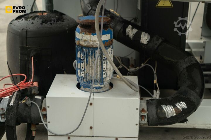 Chiller Used Aircooled chiller CARRIER 30RBM 260 0014 PE 261 KW. 2015 yom