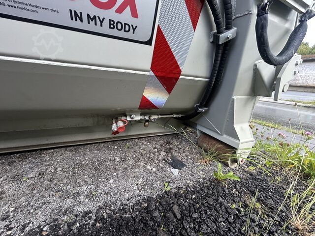 Commercial vehicle M3 Containersysteme Abrollcontainer  Halfpipe