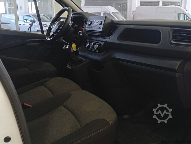 Long wheelbase van Renault Trafic L
