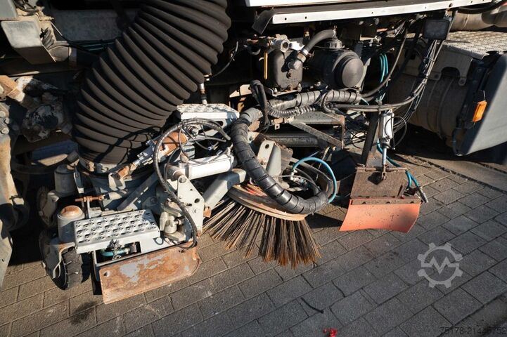 Kehrmaschine SCANIA P280 - SCHORLINGER OPTIFANT 70