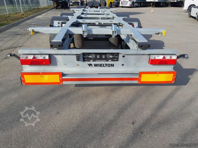 Swap body semitrailer WIELTON BDF 2-Achs-Wechselfahrgestell 1120-1320