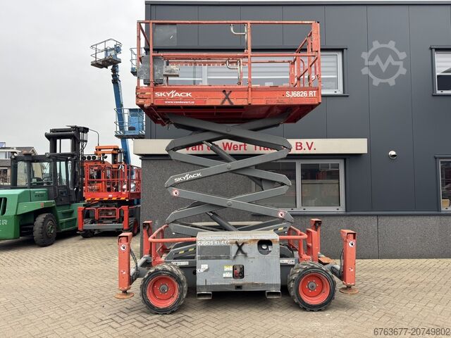 Skyjack SJ 6826RT Scherenarbeitsbühne / Scherenbühne / Arbeitsbühne 2015 4x4 Kubota Diesel 10 m Arbe SKYJACK SJ 6826RT Schaarhoogwerker / Scissor / Arbeitsbuhne 2015 4X4 Kubota Diesel 10M Werkhoogte