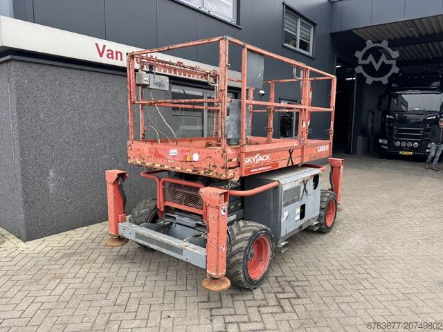 Skyjack SJ 6826RT Scherenarbeitsbühne / Scherenbühne / Arbeitsbühne 2015 4x4 Kubota Diesel 10 m Arbe SKYJACK SJ 6826RT Schaarhoogwerker / Scissor / Arbeitsbuhne 2015 4X4 Kubota Diesel 10M Werkhoogte