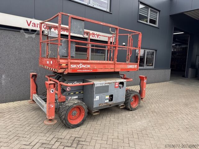 Skyjack SJ 6832RT Scherenarbeitsbühne / Schere / Arbeitsbühne 2015 4x4 Kubota Diesel 12m Arbeitshöhe SKYJACK SJ 6832RT Schaarhoogwerker / Scissor / Arbeitsbuhne 2015 4X4 Kubota Diesel 12M Werkhoogte