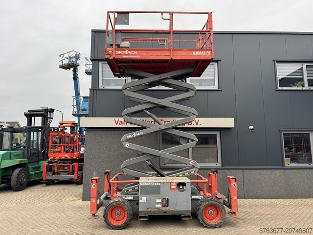 Skyjack SJ 6832RT Scherenarbeitsbühne / Schere / Arbeitsbühne 2015 4x4 Kubota Diesel 12m Arbeitshöhe SKYJACK SJ 6832RT Schaarhoogwerker / Scissor / Arbeitsbuhne 2015 4X4 Kubota Diesel 12M Werkhoogte