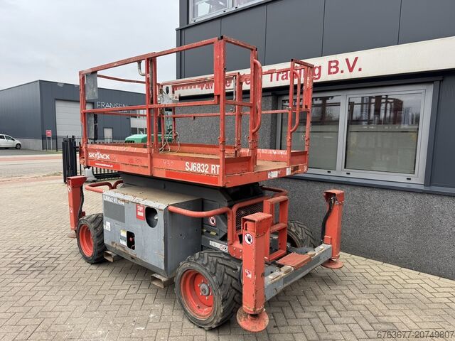 Skyjack SJ 6832RT Scherenarbeitsbühne / Schere / Arbeitsbühne 2015 4x4 Kubota Diesel 12m Arbeitshöhe SKYJACK SJ 6832RT Schaarhoogwerker / Scissor / Arbeitsbuhne 2015 4X4 Kubota Diesel 12M Werkhoogte