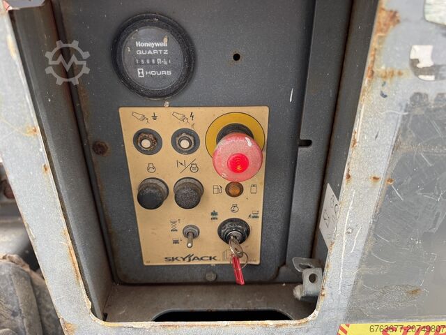 Skyjack SJ 6832RT Scherenarbeitsbühne / Schere / Arbeitsbühne 2015 4x4 Kubota Diesel 12m Arbeitshöhe SKYJACK SJ 6832RT Schaarhoogwerker / Scissor / Arbeitsbuhne 2015 4X4 Kubota Diesel 12M Werkhoogte