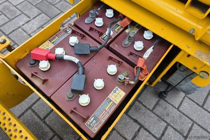 Scissor lift Haulotte Compact 8 As-Is, Electric, 8.2m Working Height, 35