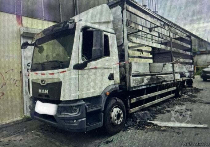 LKW mit Pritsche & Plane MAN TGM Brandschaden