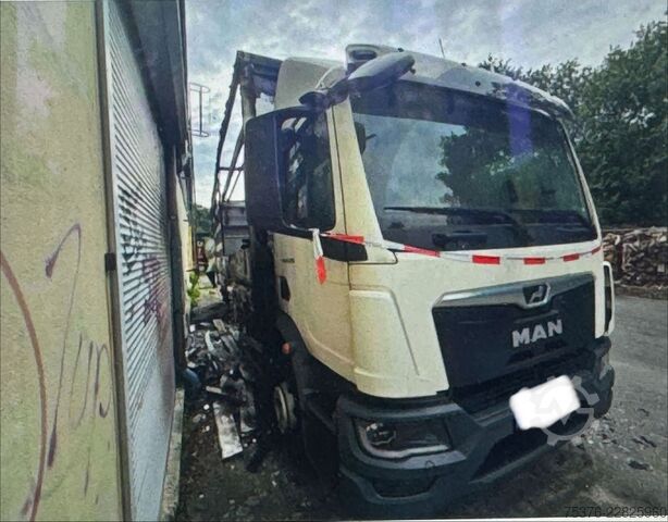 LKW mit Pritsche & Plane MAN TGM Brandschaden