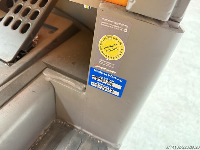 Schleppfahrzeuge Jungheinrich EZS 570--EK--V0264